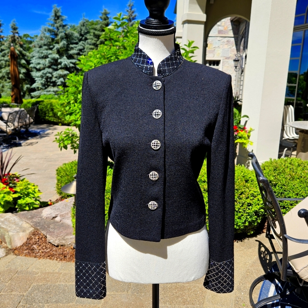 St. John - A Classic Stunning Top! 🩷 Sz 4